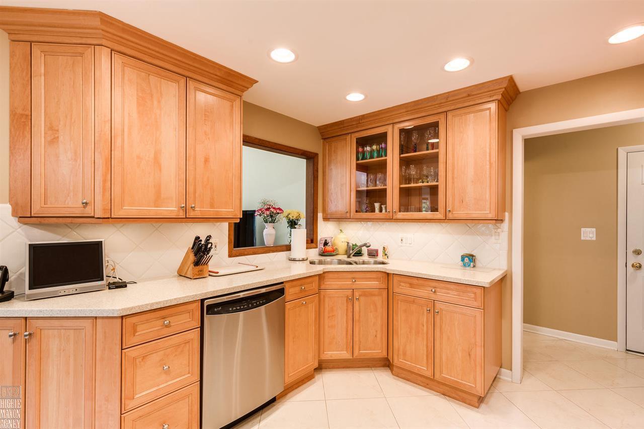 641 Roslyn Road Grosse Pointe Woods, MI 48236 - Photo 8 of 27