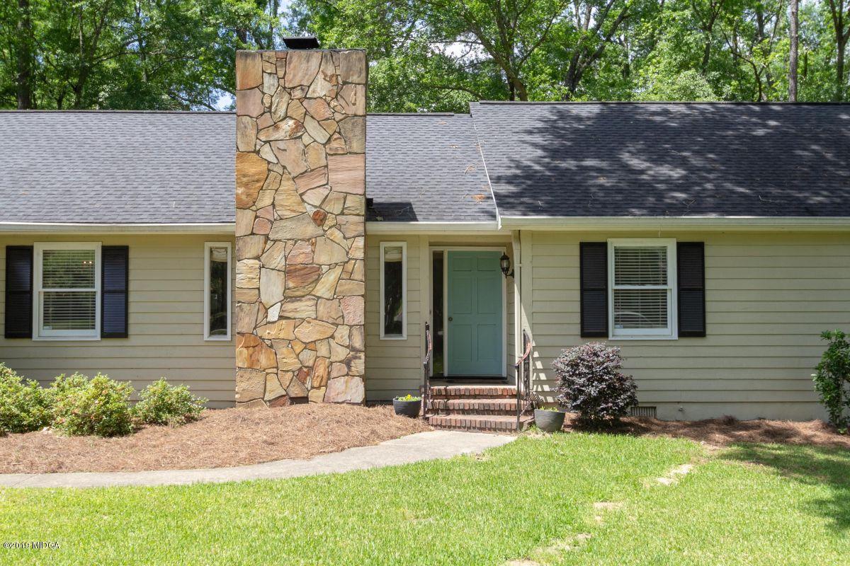 180 Castlegate Road Macon, GA 31210 - Photo 2 of 23 front view of house with a yard