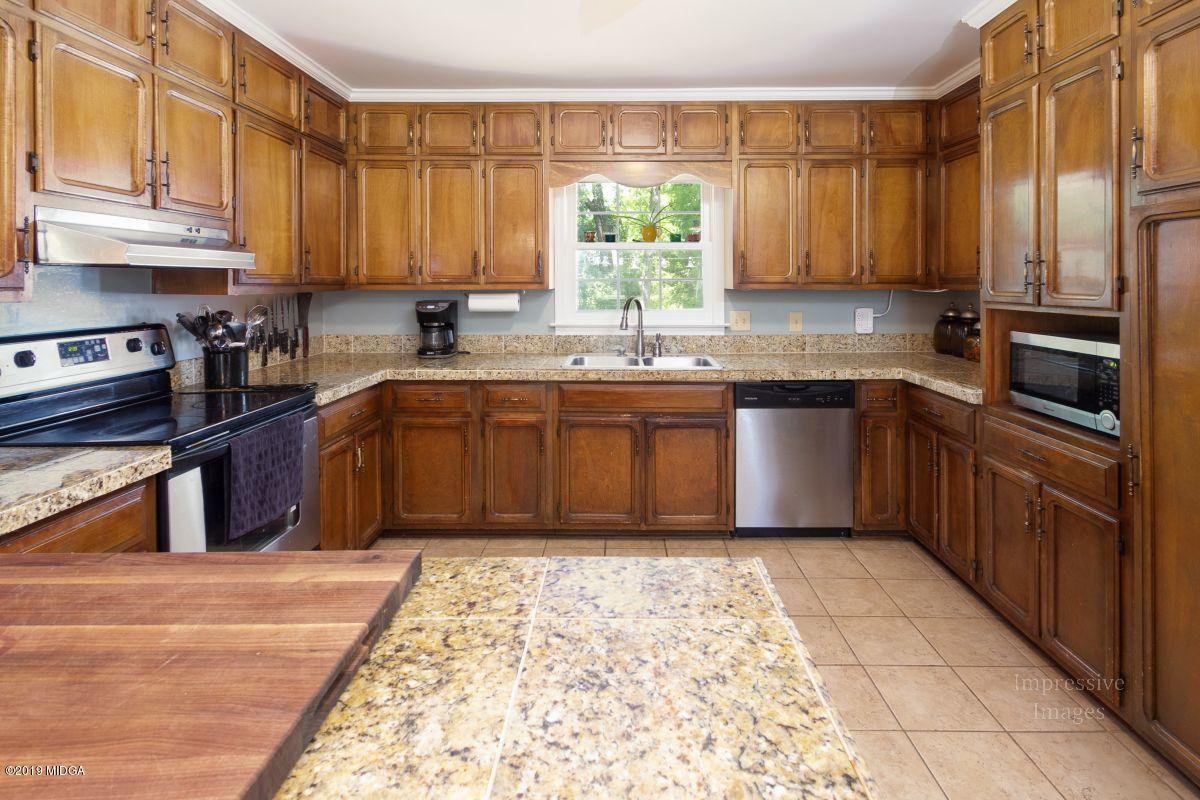 180 Castlegate Road Macon, GA 31210 - Photo 11 of 23 a kitchen with stainless steel appliances granite countertop a stove a sink dishwasher and a refrigerator