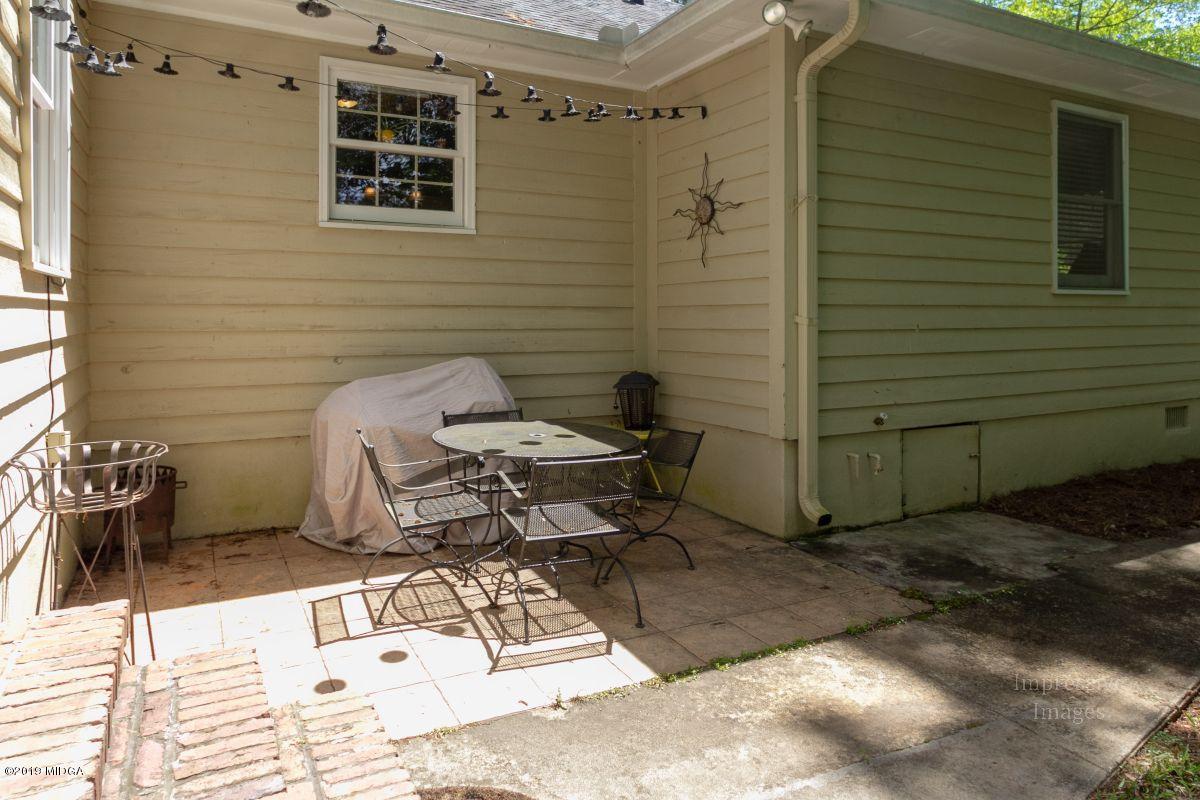 180 Castlegate Road Macon, GA 31210 - Photo 20 of 23 a view of a backyard with chair