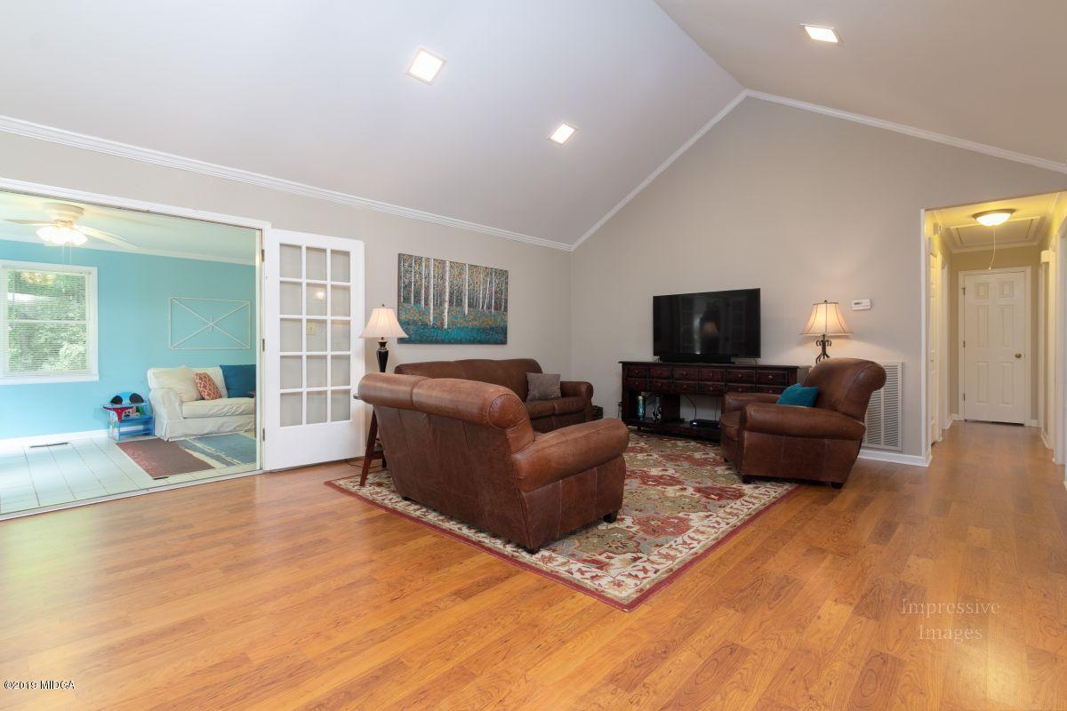 180 Castlegate Road Macon, GA 31210 - Photo 3 of 23 a living room with furniture and a flat screen tv