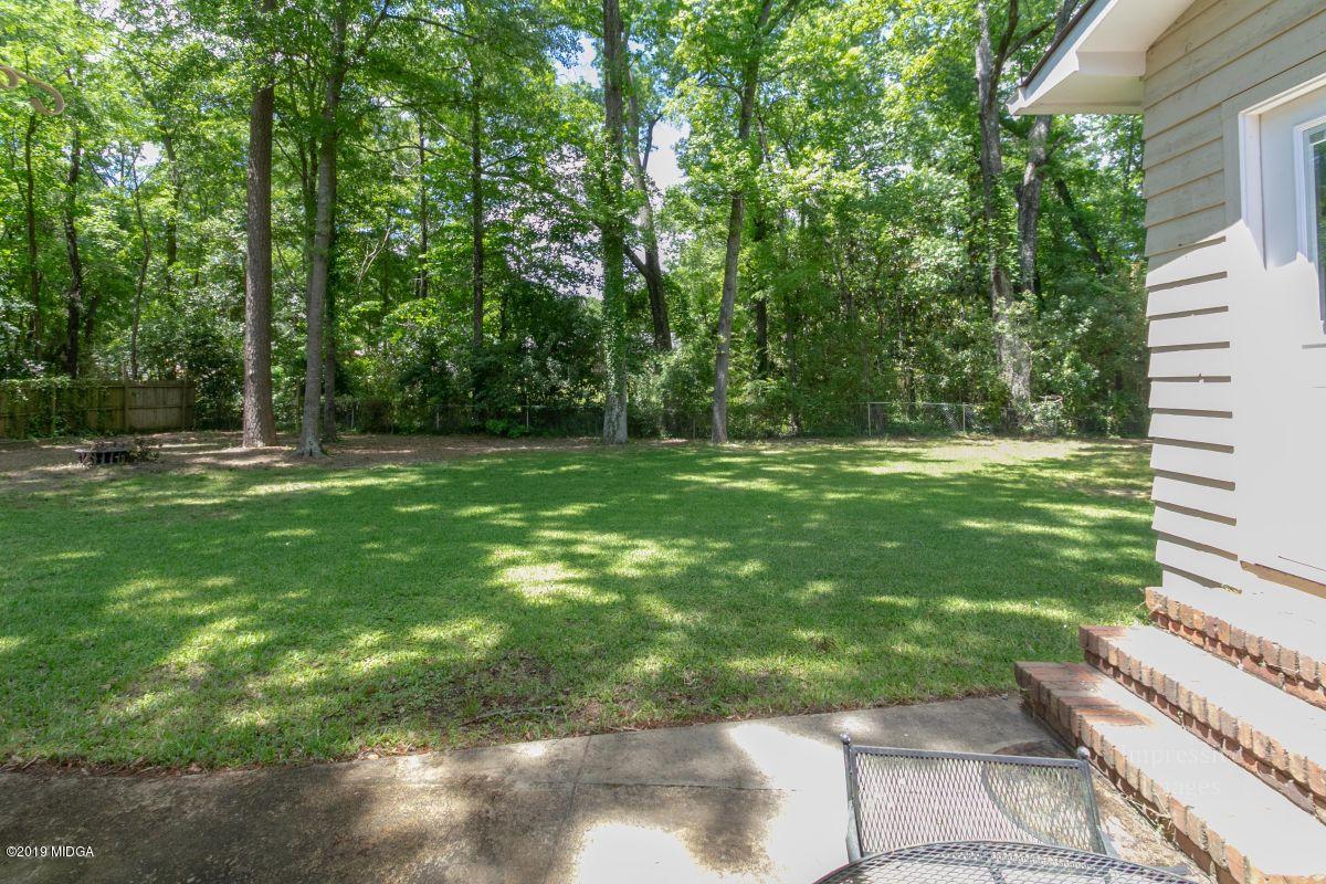 180 Castlegate Road Macon, GA 31210 - Photo 22 of 23 a backyard of a house with table and chairs