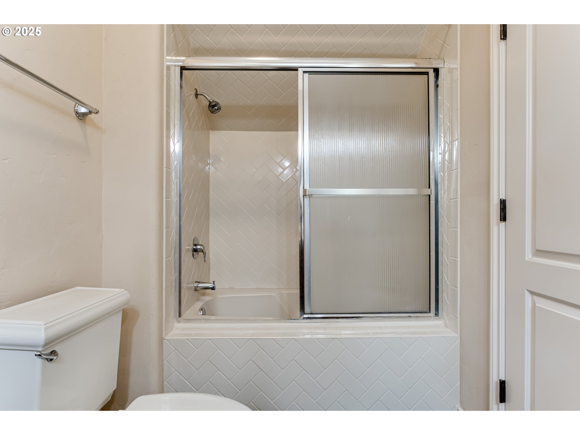 2874 Riverwalk Loop Eugene, OR 97401 - Photo 38 of 48 a bathroom with a shower