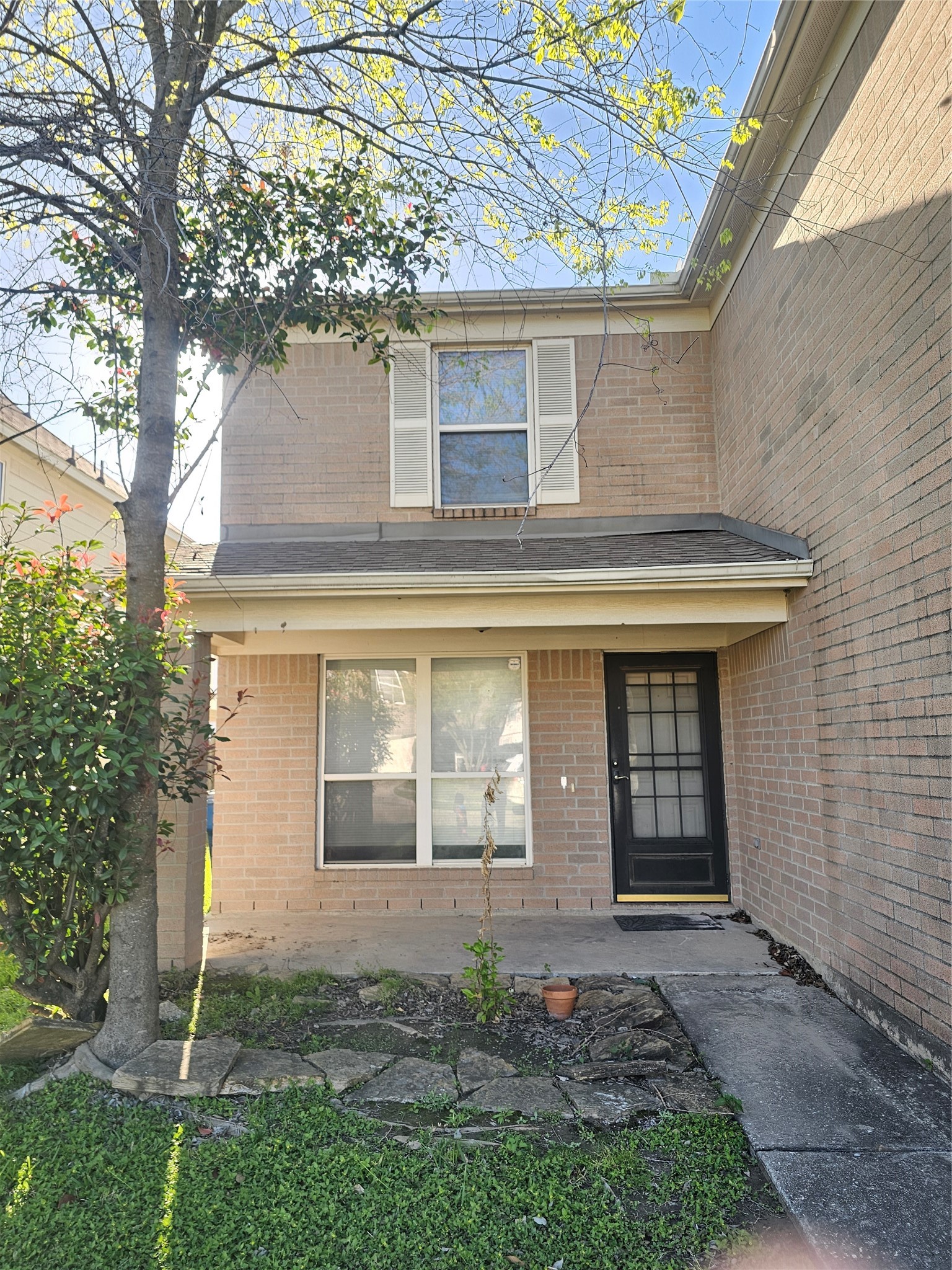 11015 Walkup Way Houston, TX 77044 - Photo 2 of 26 Covered patio area