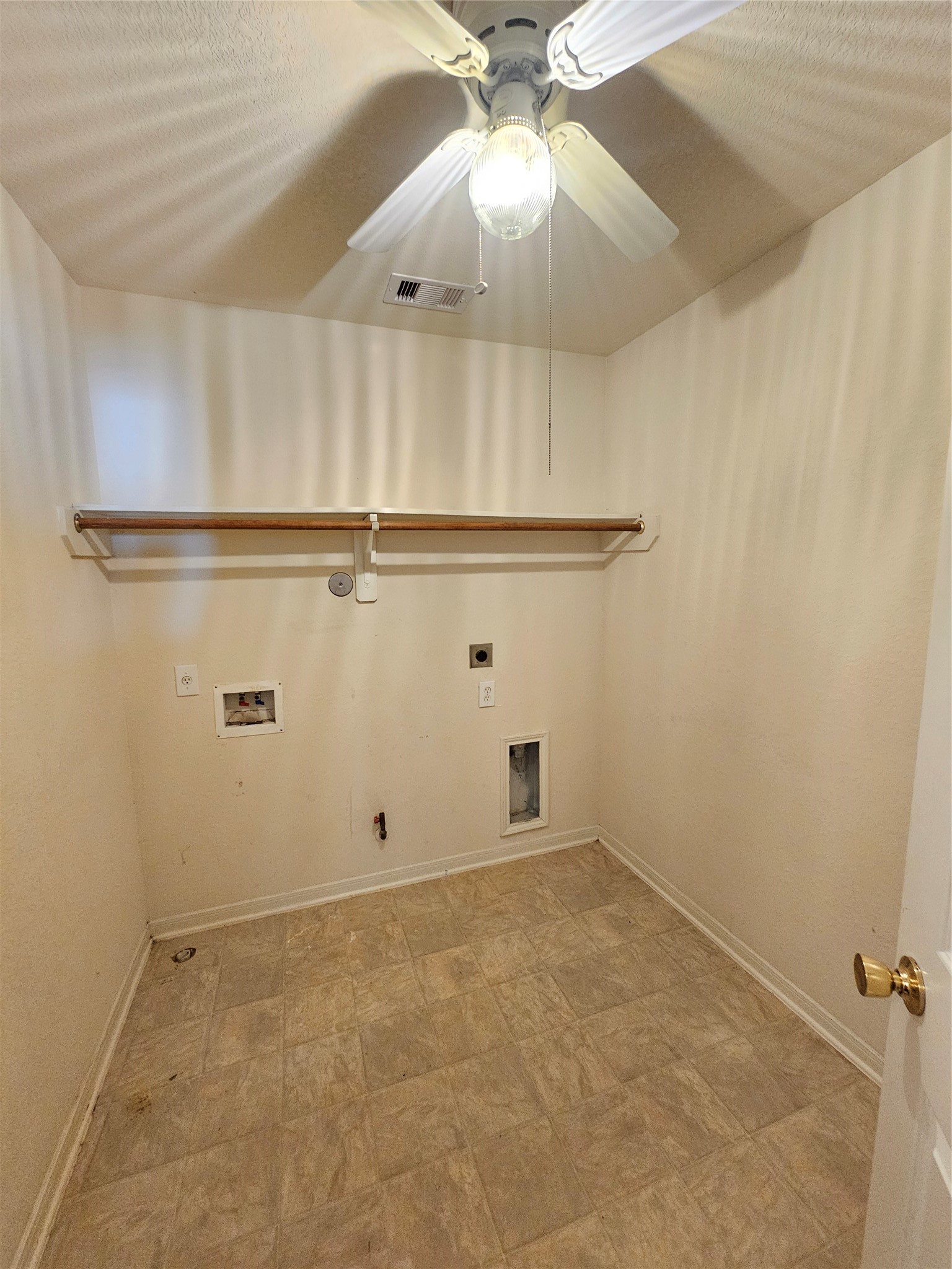 11015 Walkup Way Houston, TX 77044 - Photo 22 of 26 Utility room with electric and gas connects