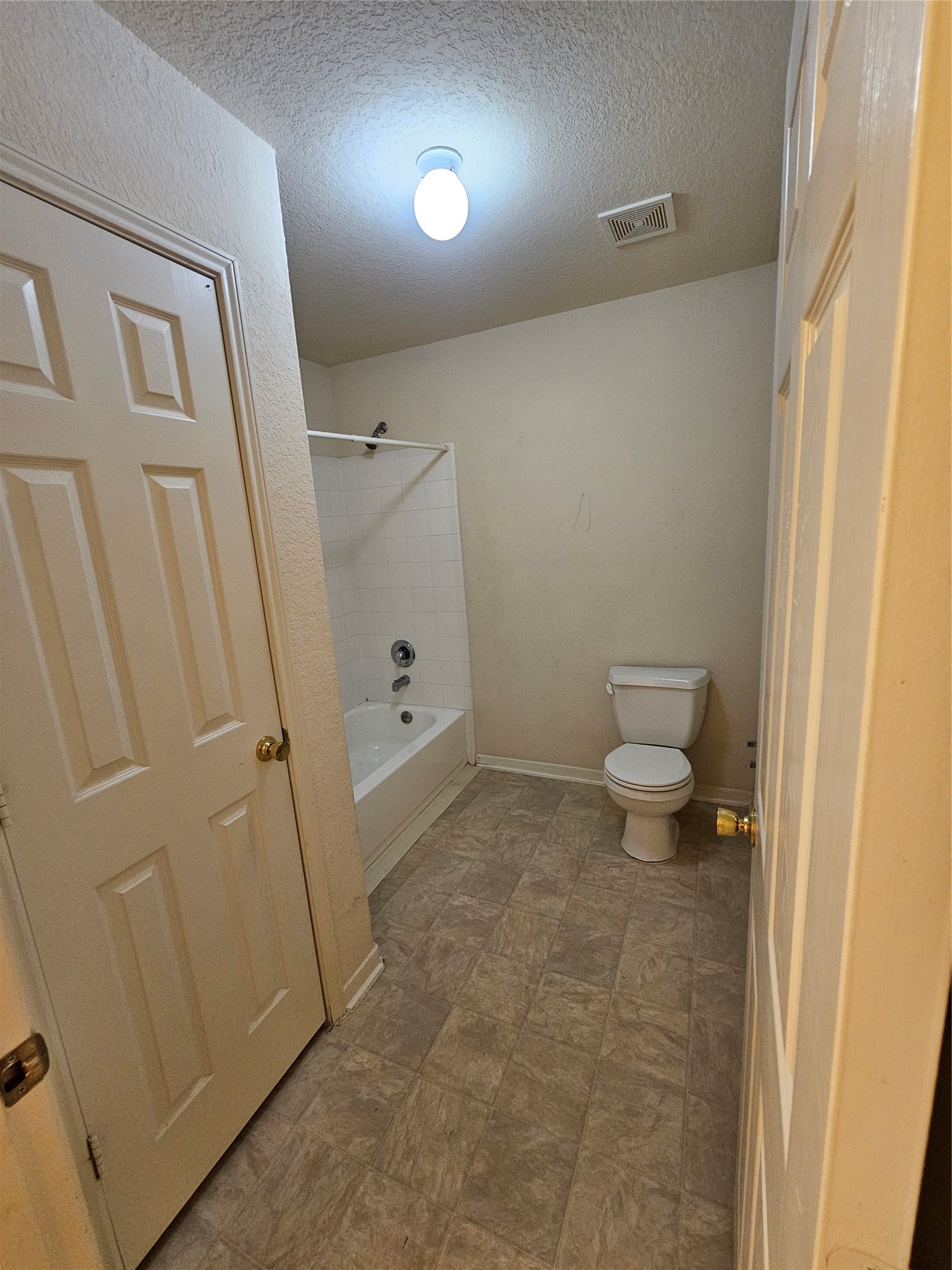 11015 Walkup Way Houston, TX 77044 - Photo 24 of 26 Upstairs bath area