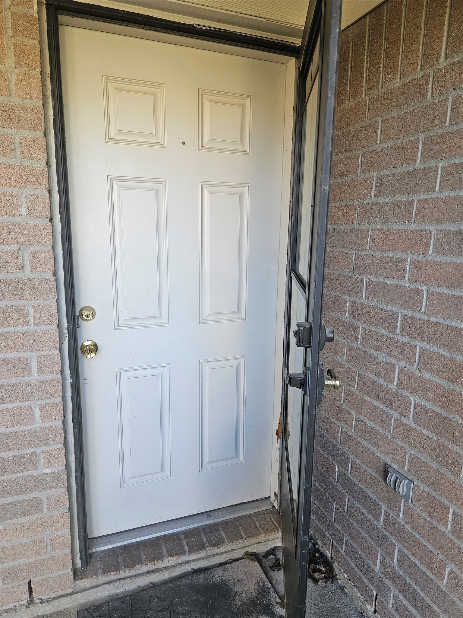 11015 Walkup Way Houston, TX 77044 - Photo 3 of 26 Storm door