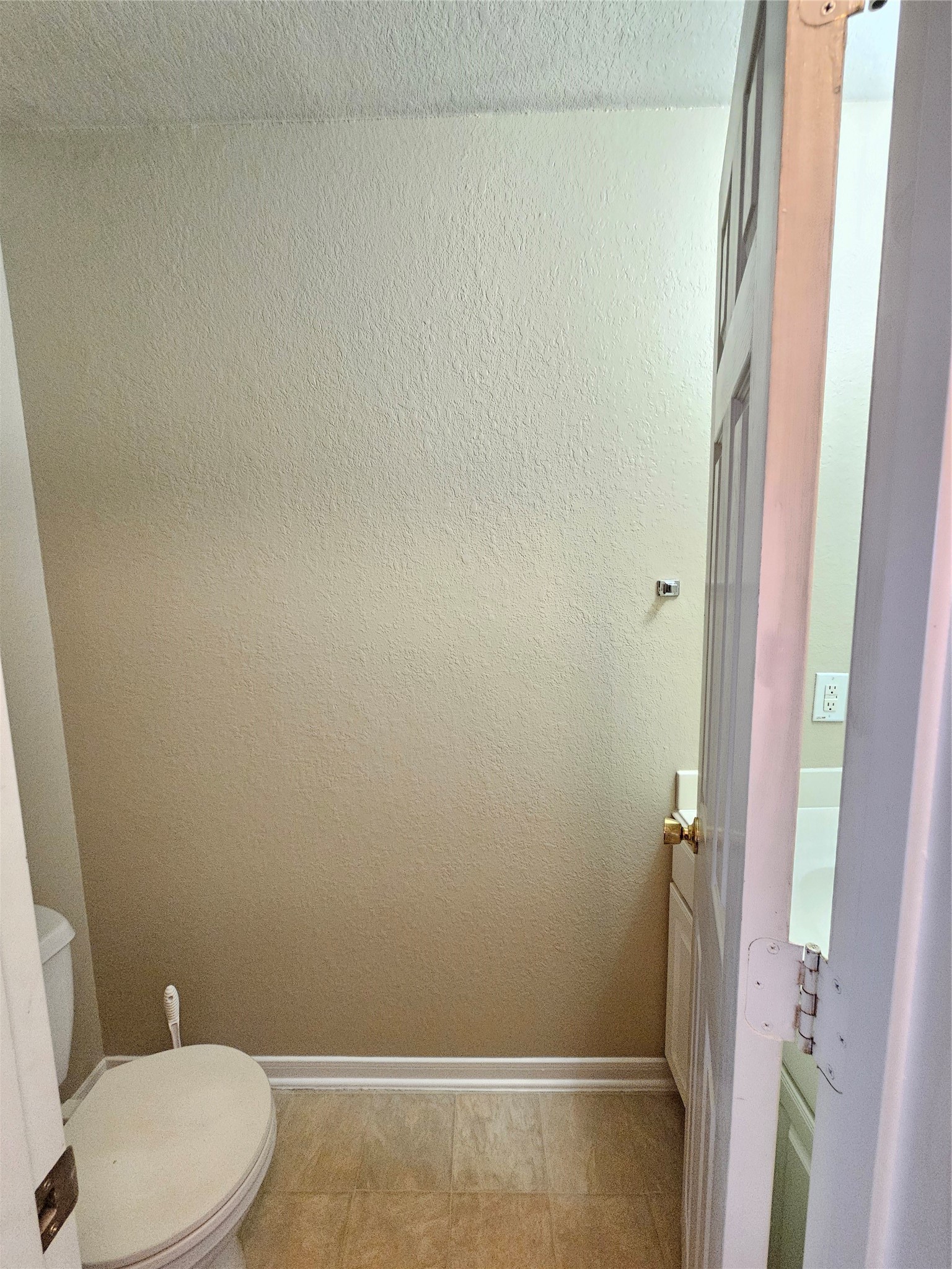 11015 Walkup Way Houston, TX 77044 - Photo 10 of 26 Half bath
