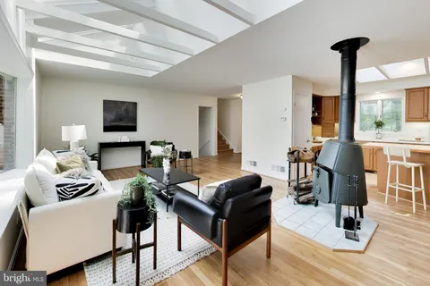 $1,050,000 | 4 Orchard Way North, Rockville, MD 20854