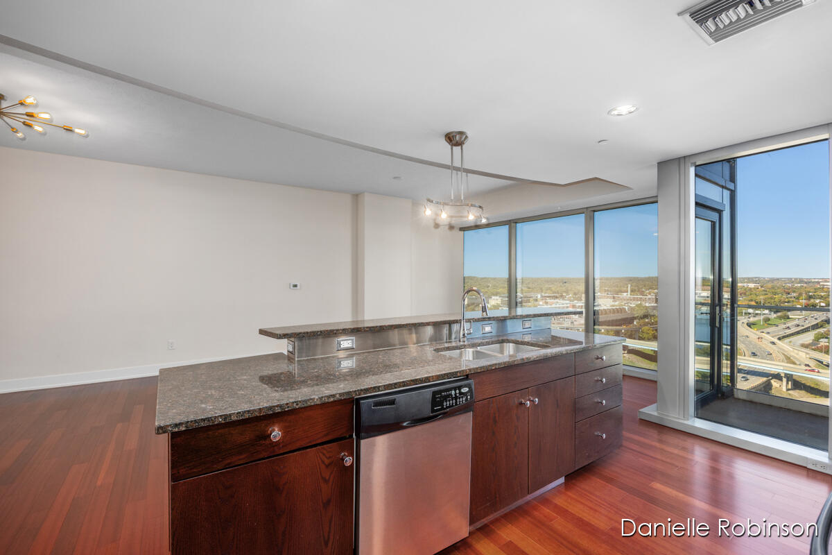 335 Bridge Street Northwest, Unit 1503 Grand Rapids, MI 49504 - Photo 8 of 32 IMG_1005