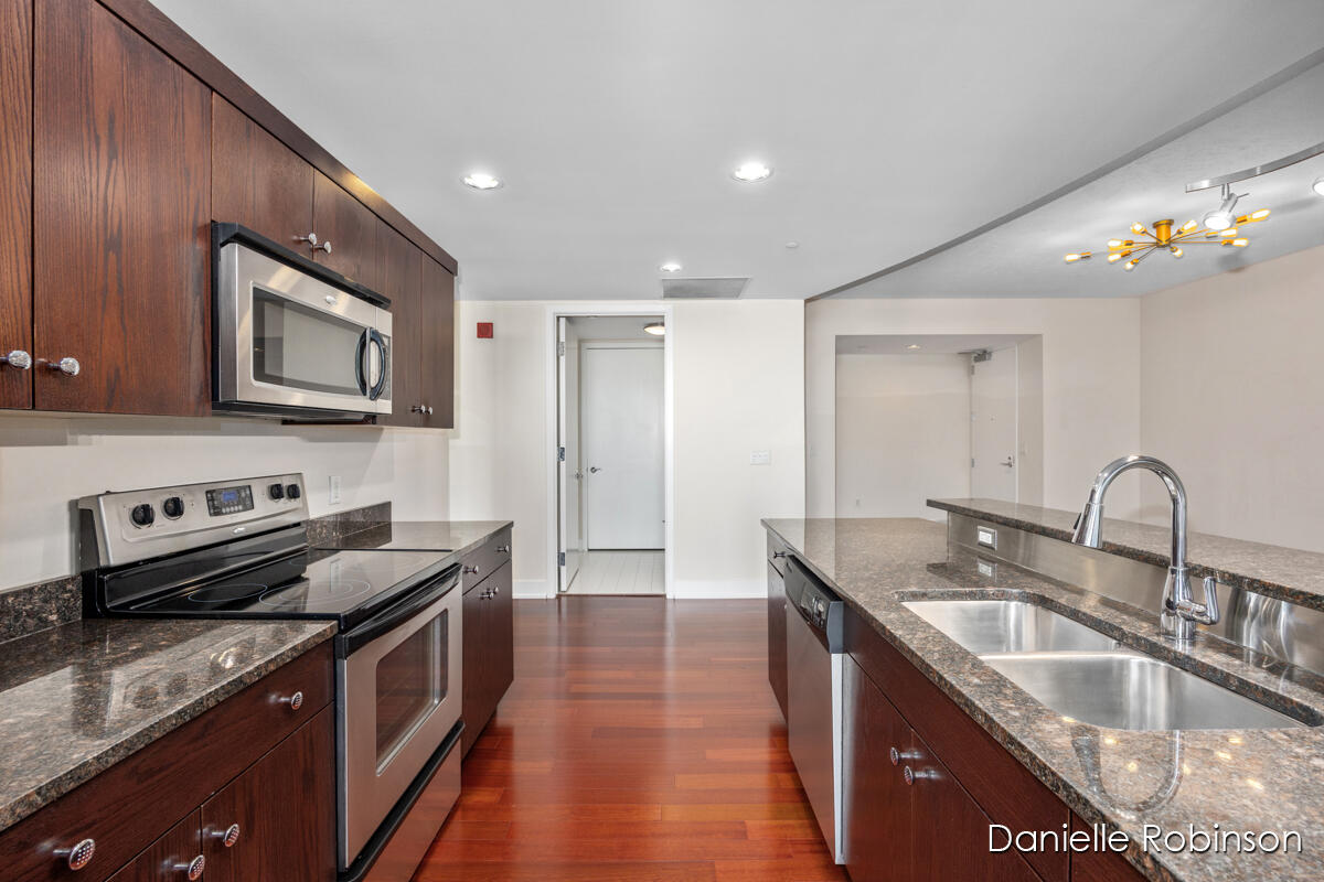 335 Bridge Street Northwest, Unit 1503 Grand Rapids, MI 49504 - Photo 9 of 32 IMG_1006