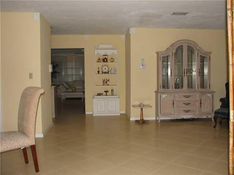 1099 Northeast 3rd Avenue Boca Raton, FL 33432 - Photo 2 of 11 Living Room