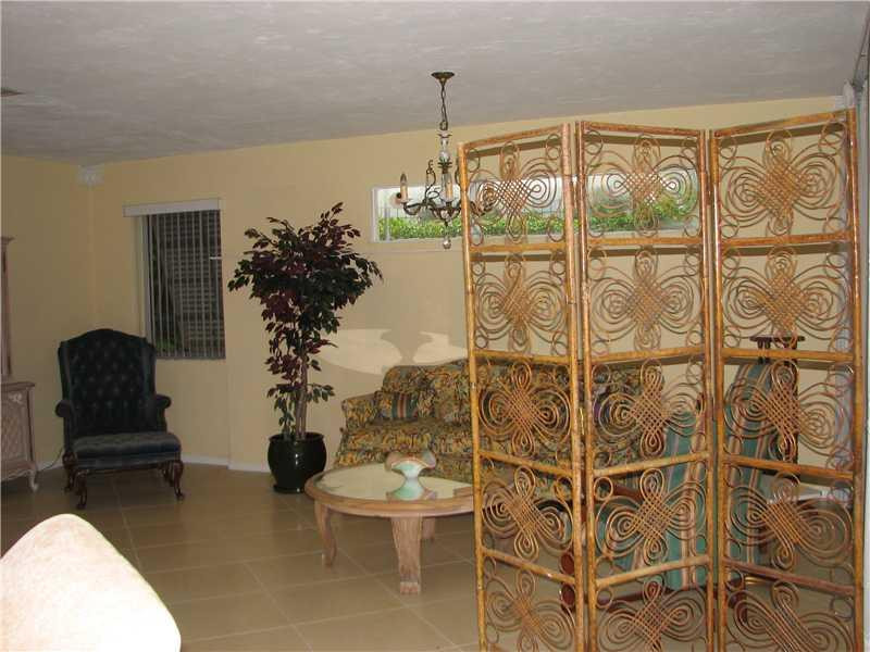 1099 Northeast 3rd Avenue Boca Raton, FL 33432 - Photo 3 of 11 Living Room
