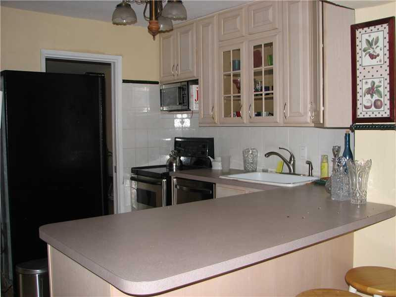 1099 Northeast 3rd Avenue Boca Raton, FL 33432 - Photo 5 of 11 Kitchen