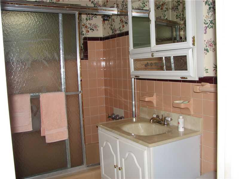 1099 Northeast 3rd Avenue Boca Raton, FL 33432 - Photo 6 of 11 Bathroom