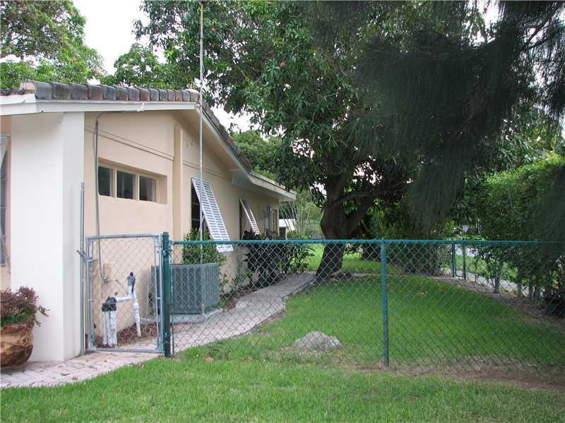 1099 Northeast 3rd Avenue Boca Raton, FL 33432 - Photo 9 of 11 Yard/Garden