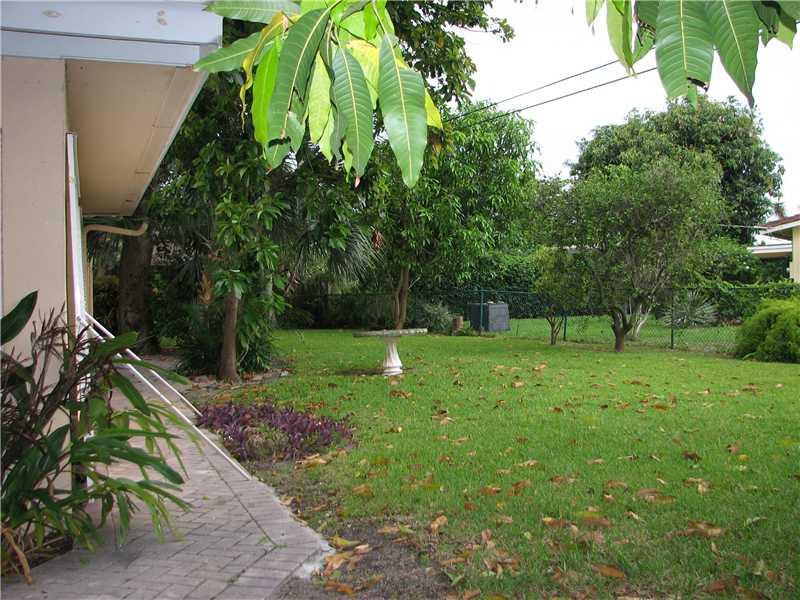 1099 Northeast 3rd Avenue Boca Raton, FL 33432 - Photo 10 of 11 Yard/Garden