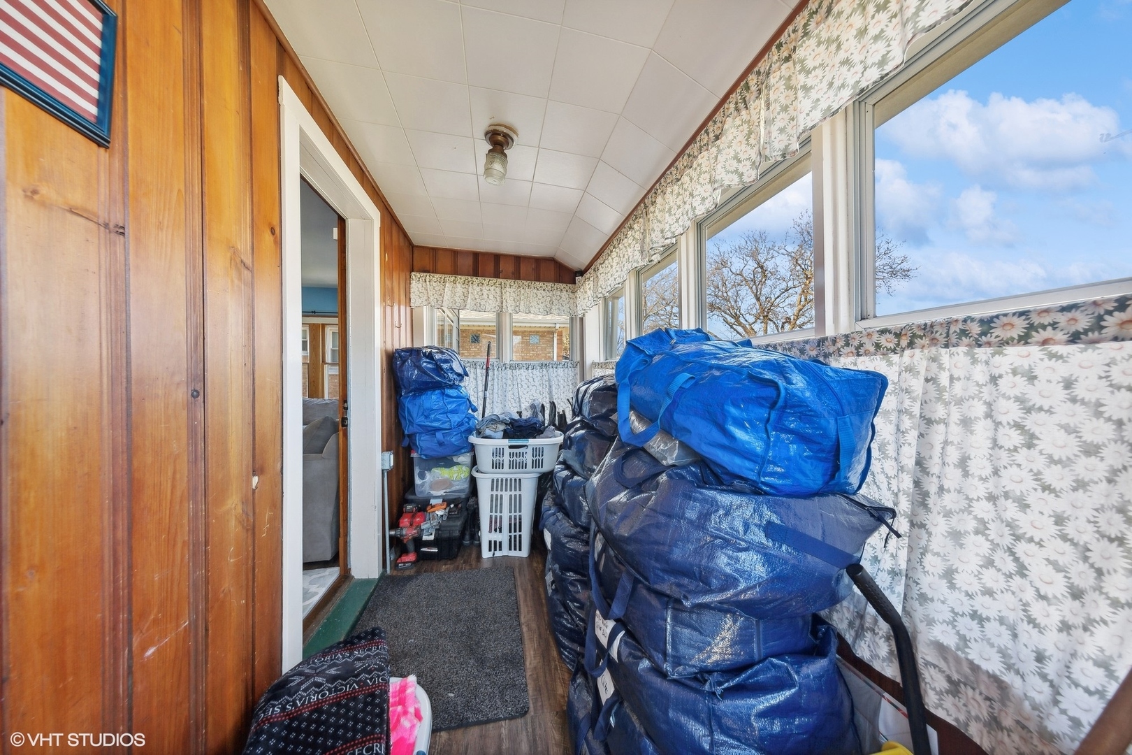 8715 44th Place Lyons, IL 60534 - Photo 17 of 28 a living room with furniture and a window