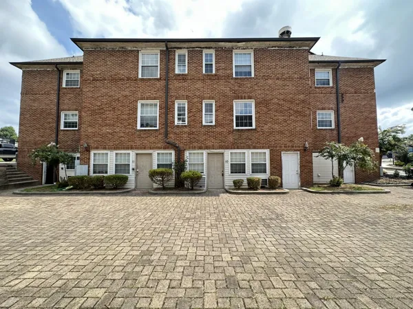 a brick building that has a lots of windows in it