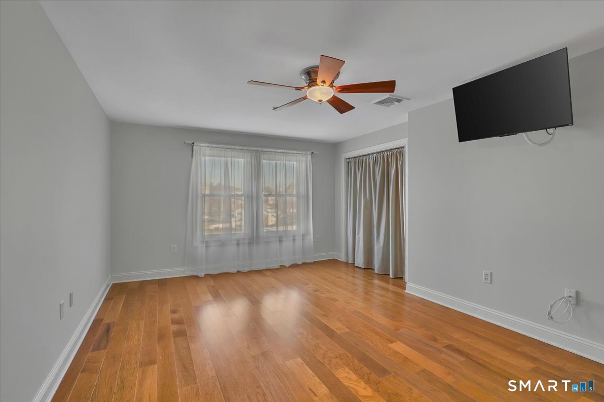 461 Bank Street, Unit 606 New London, CT 06320 - Photo 15 of 35 a view of a livingroom with a flat screen tv