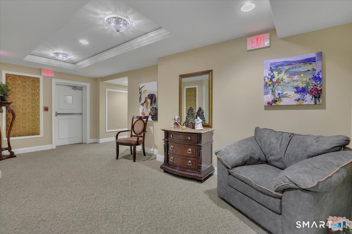 461 Bank Street, Unit 606 New London, CT 06320 - Photo 20 of 35 a living room with furniture and a couch