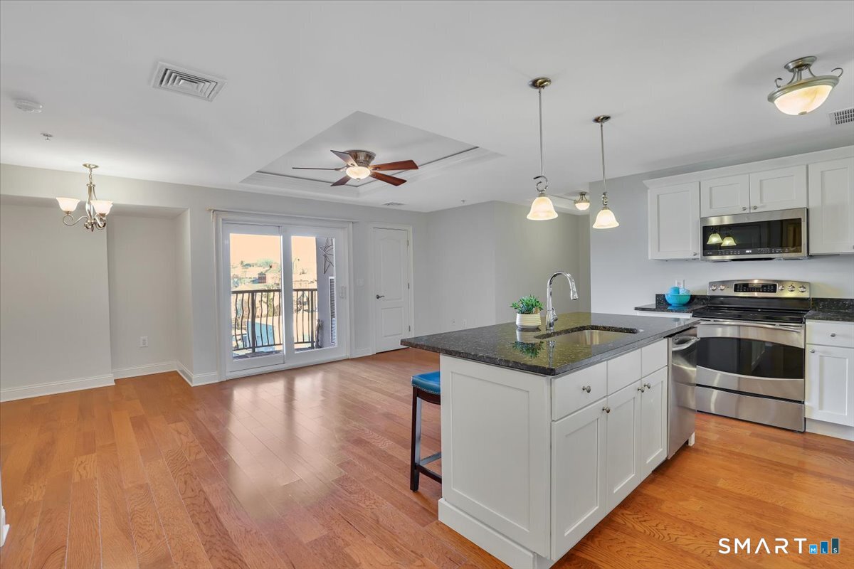 461 Bank Street, Unit 606 New London, CT 06320 - Photo 4 of 37 Open concept living area with a city view.