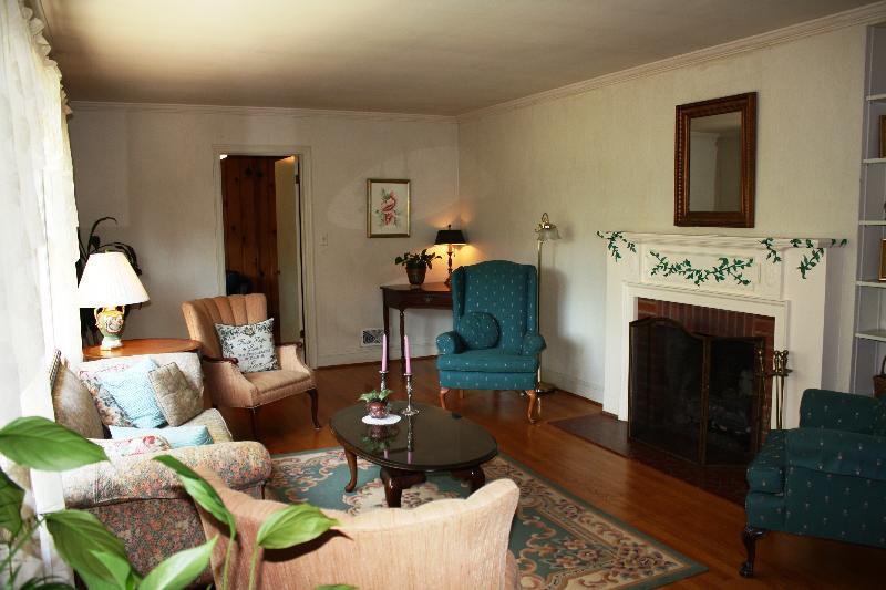 1130 Persinger Road Southwest Roanoke, VA 24015 - Photo 2 of 24 Living Room