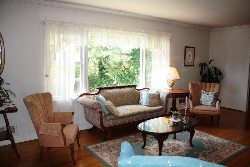1130 Persinger Road Southwest Roanoke, VA 24015 - Photo 3 of 24 Living Room