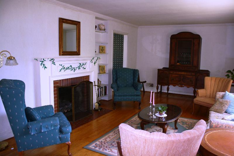 1130 Persinger Road Southwest Roanoke, VA 24015 - Photo 4 of 24 Living Room