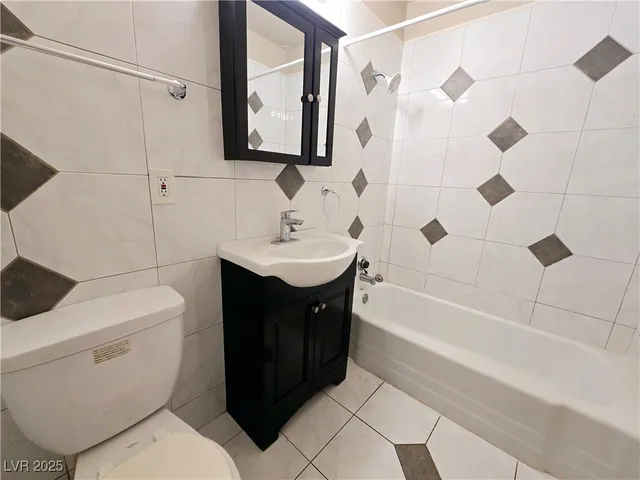 $999 | 5248 Pebble Beach Boulevard, Unit D, Las Vegas, NV 89108