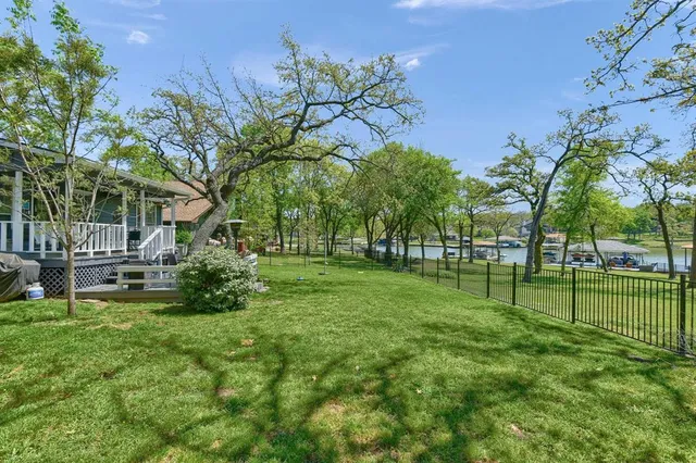 $799,000 | 1214 Kiowa Drive East, Lake Kiowa, TX 76240