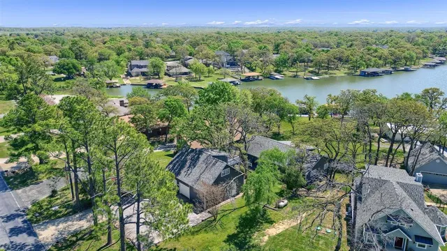 $799,000 | 1214 Kiowa Drive East, Lake Kiowa, TX 76240