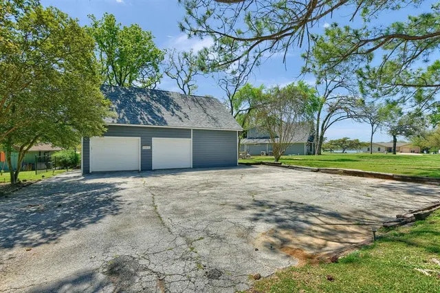 $799,000 | 1214 Kiowa Drive East, Lake Kiowa, TX 76240