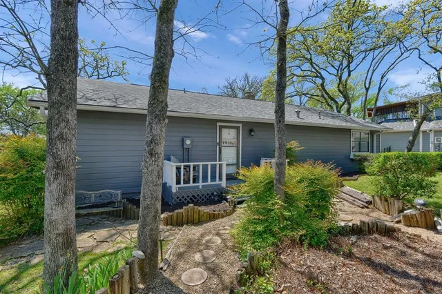 $799,000 | 1214 Kiowa Drive East, Lake Kiowa, TX 76240