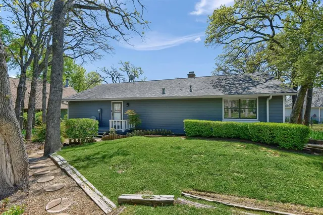 $799,000 | 1214 Kiowa Drive East, Lake Kiowa, TX 76240