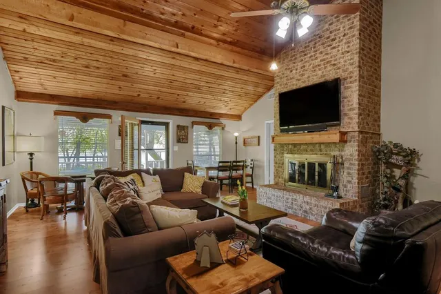 $799,000 | 1214 Kiowa Drive East, Lake Kiowa, TX 76240