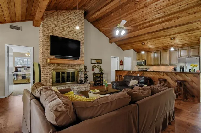 $799,000 | 1214 Kiowa Drive East, Lake Kiowa, TX 76240