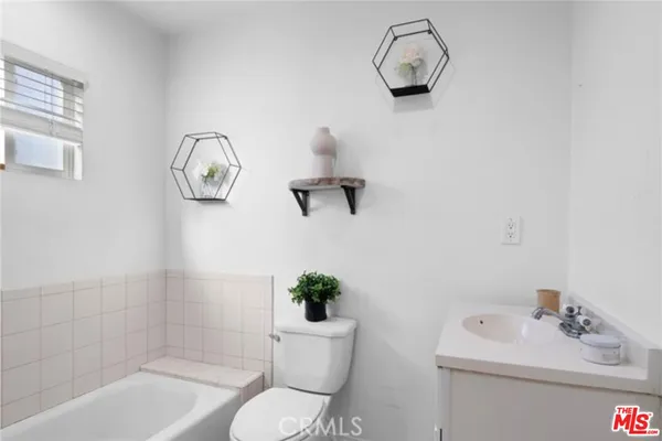 $3,900 | 16154 Gilmore Street, Van Nuys, CA 91406