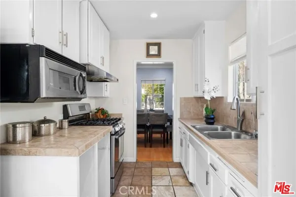 $3,900 | 16154 Gilmore Street, Van Nuys, CA 91406