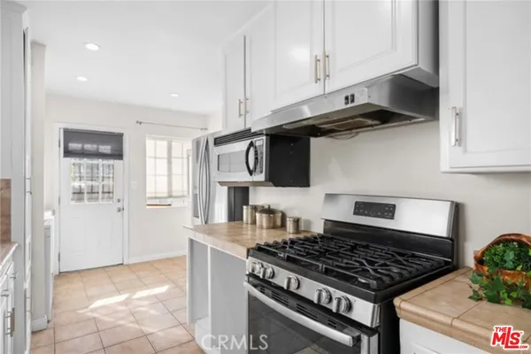 $3,900 | 16154 Gilmore Street, Van Nuys, CA 91406