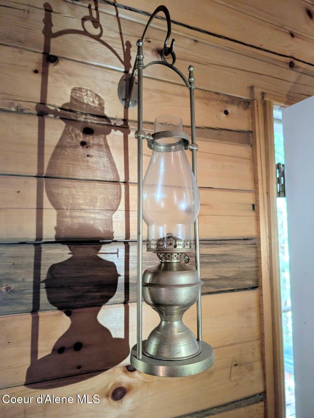 1628 Morris Road Naples, ID 83847 - Photo 25 of 36 Oil lighting
