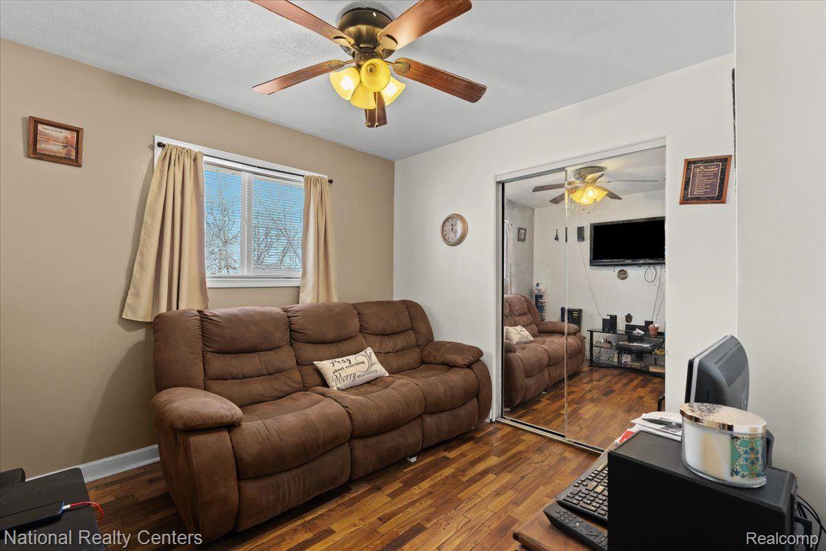 1050 West Kurtz Avenue Flint, MI 48505 - Photo 15 of 25 Bedroom