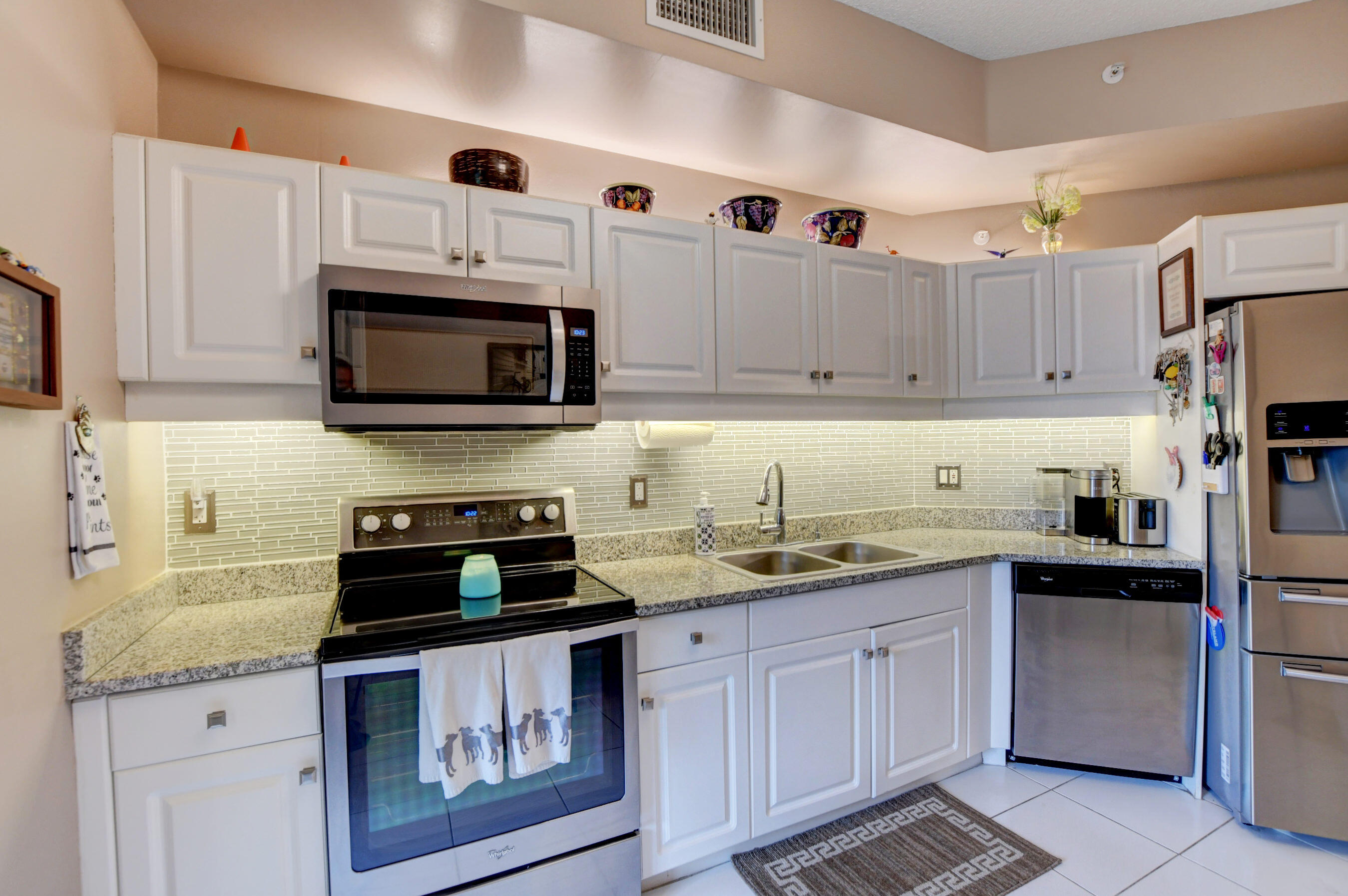 7546 La Paz Boulevard, Unit 207 Boca Raton, FL 33433 - Photo 14 of 25 kitchen