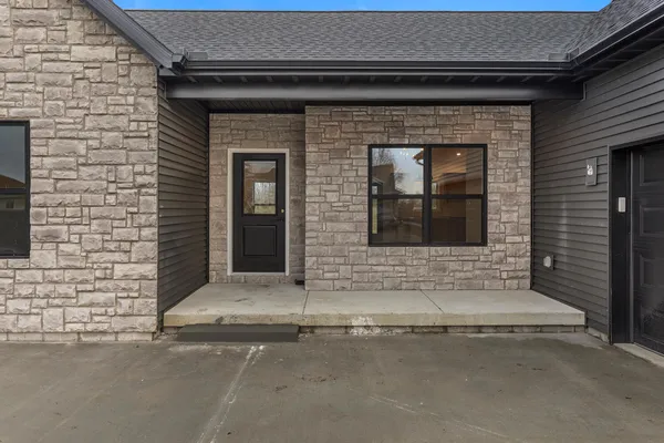 $379,900 | 702 North Beacon Hill Circle, Urbana, IL 61802