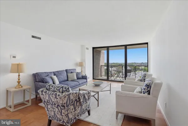 $249,900 | 118 Monroe Street, Unit 1181307, Rockville, MD 20850