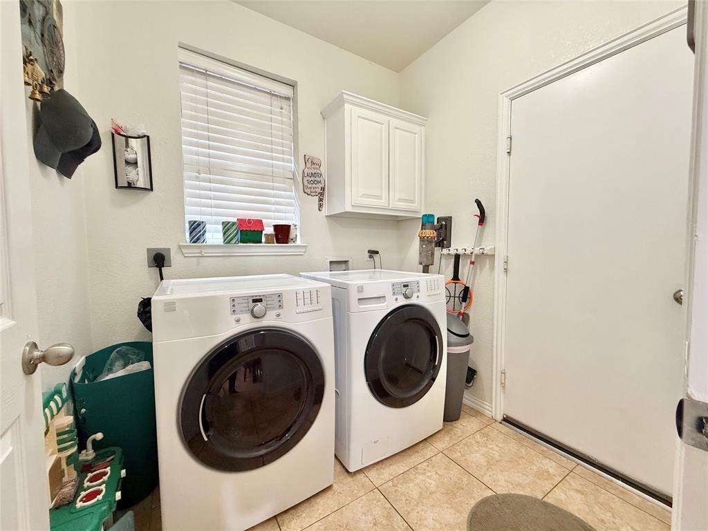 2754 Ridge View Road Frisco, TX 75034 - Photo 11 of 34 a utility room with dryer and washer