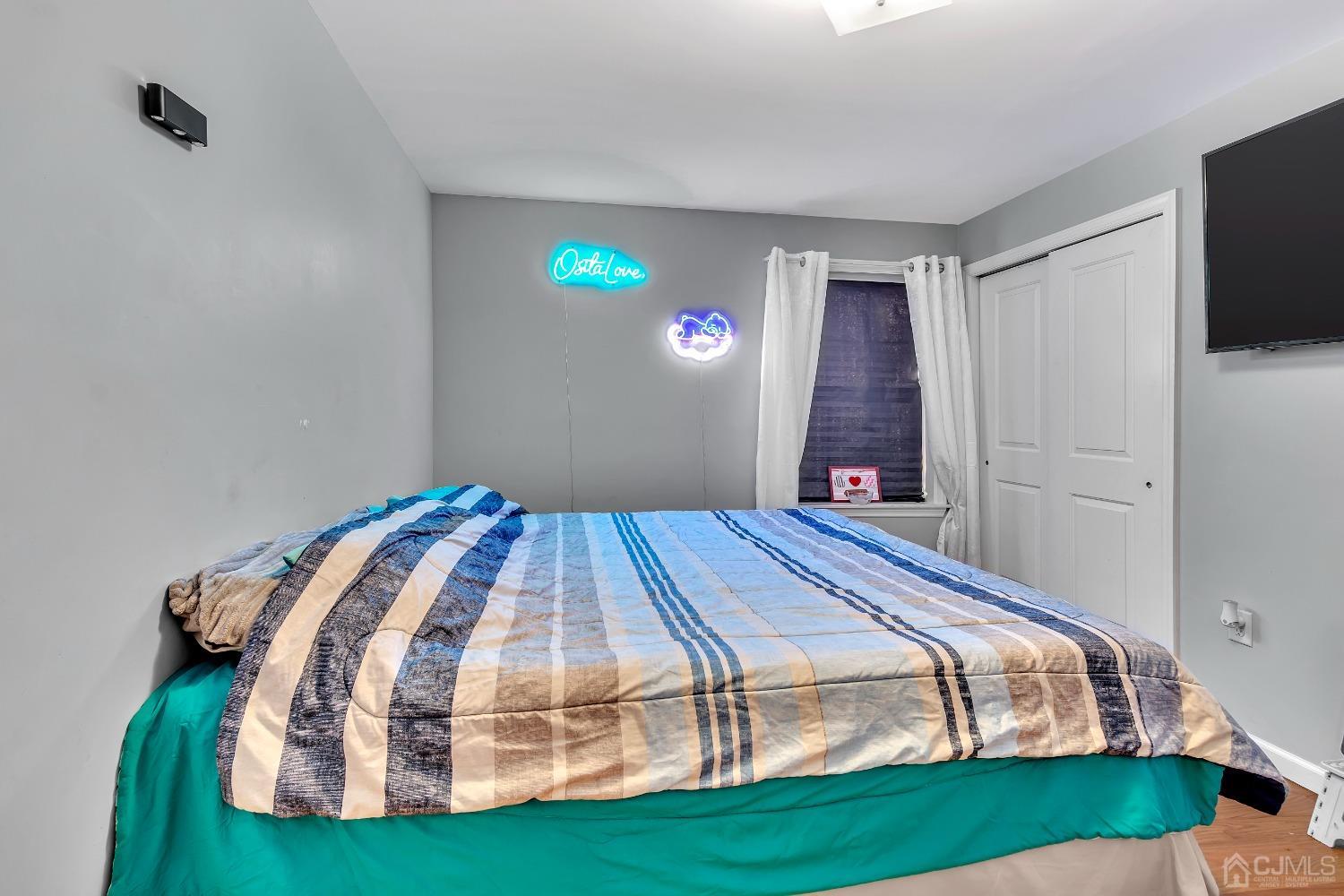 B Wright Place New Brunswick, NJ 08901 - Photo 15 of 34 a bedroom with a bed and a window