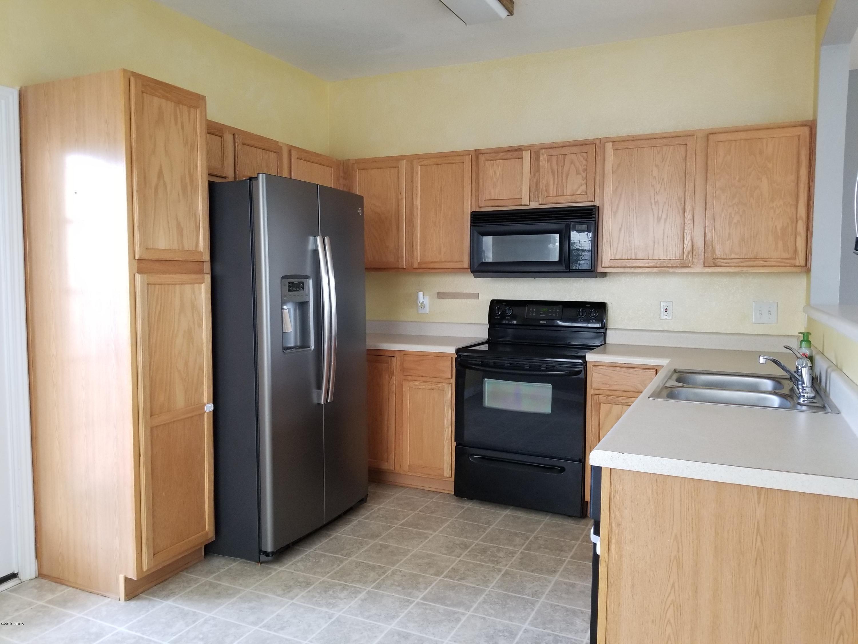 425 Bob White Road Macon, GA 31216 - Photo 3 of 20 a kitchen with granite countertop a refrigerator and a stove top oven