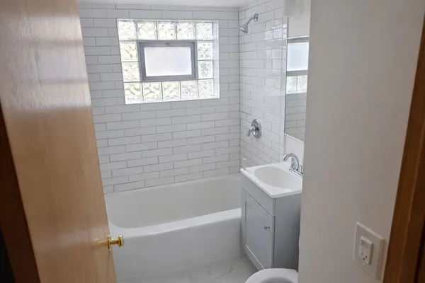 $1,700 | 5834 West Montrose Avenue, Unit 1S, Chicago, IL 60630