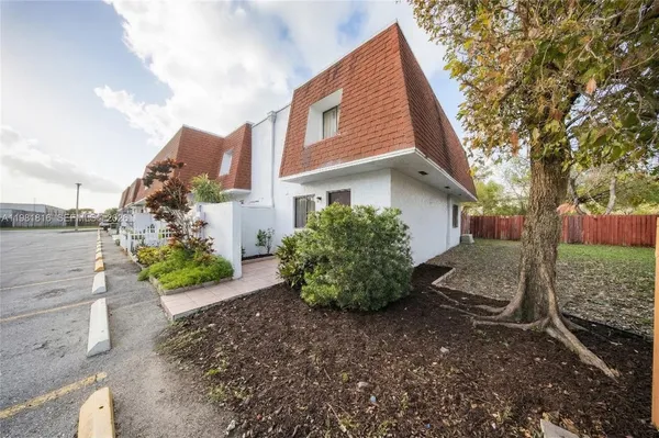 a view of a house with backyard and garden